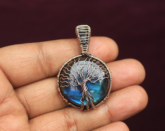 Colgante de labradorita con destello azul: joyería de piedras preciosas envuelta en alambre de cobre