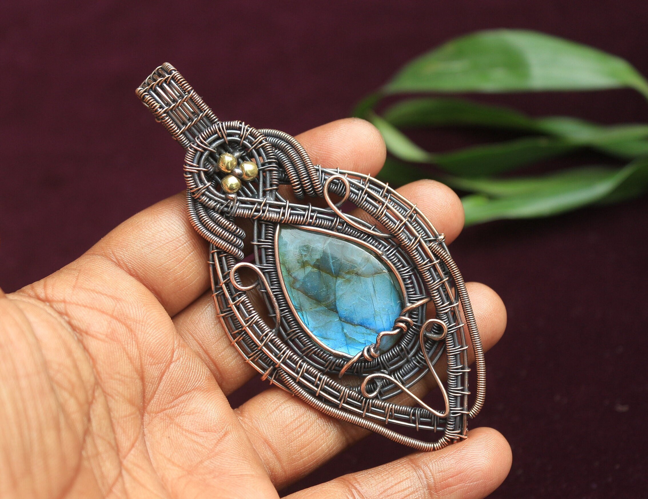 Ciondolo In Filo Di Rame Avvolto In Labradorite Blu Fuoco: Gioielli Di Design Ossidati - Italia - Foto 14