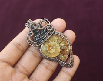 Colgante de fósil de amonita natural: collar de piedras preciosas envuelto en alambre de cobre