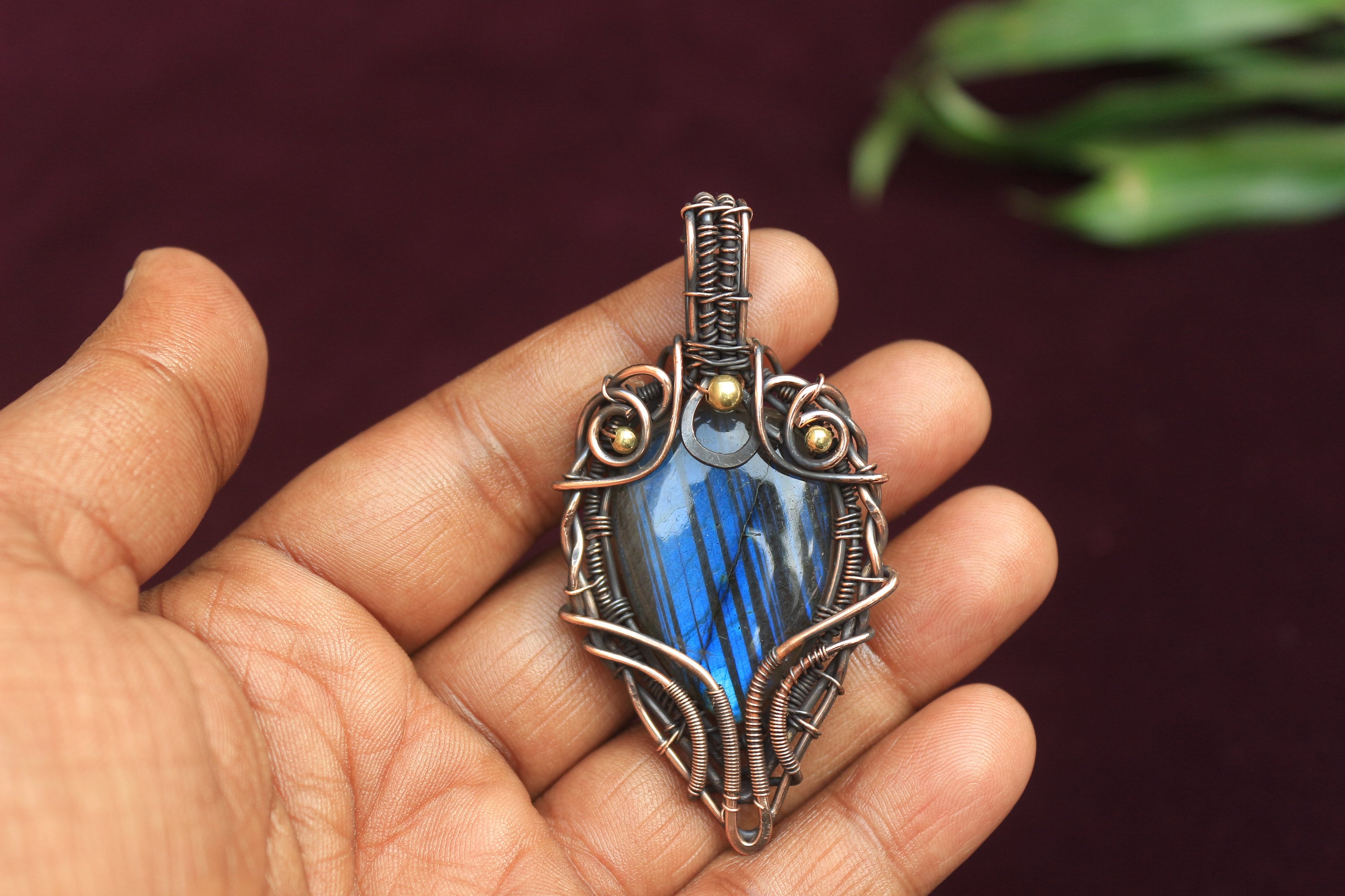 Ciondolo In Filo Di Rame Avvolto In Labradorite Blu Fuoco: Gioielli Di Design Ossidati - Italia - Foto 6