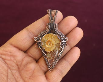 Colgante de fósil de amonita natural: collar de piedras preciosas envuelto en alambre de cobre
