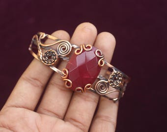 Brazalete de cobre con rubí rojo facetado: brazalete de alambre ajustable