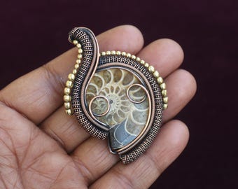 Colgante de fósil de amonita: colgante bohemio de joyería con piedras preciosas envuelto en alambre de cobre.