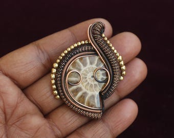 Colgante de fósil de amonita natural: colgante bohemio con piedras preciosas envuelto en alambre de cobre.