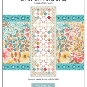 以下が含まれることがあります： 「GATHER AROUND」と「FINISHED SIZE 49.5cm x 135.9cm」の文字が入った生地パネル。中央にダイヤモンド柄のキルトデザインがあり、花柄とドット柄のボーダーで囲まれています。デザインはBASICGREYによるものです。