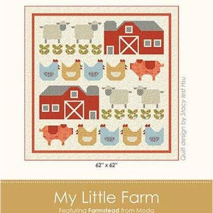 Può includere: Una trapunta quadrata a tema fattoria, con fienili rossi, pecore, polli e maiali. La trapunta misura 157 x 157 cm. Il design include il testo "My Little Farm" e il nome del designer, Stacy Iest Hsu.