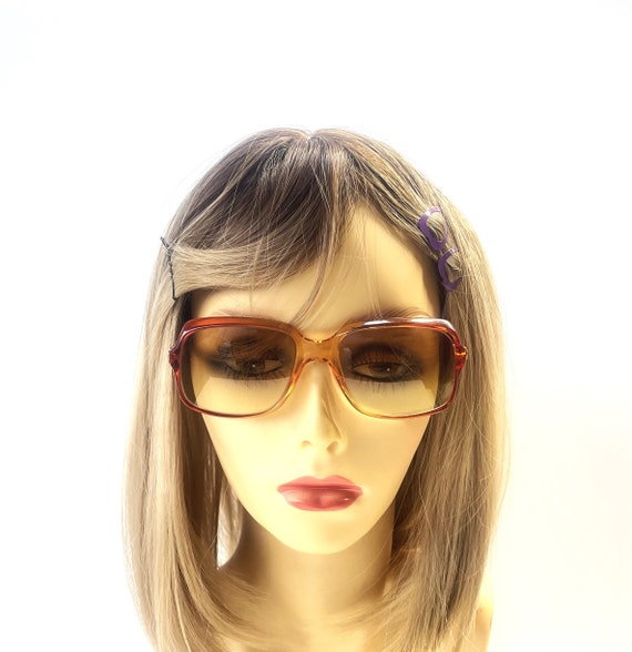 Gafas años 70 mujer sale