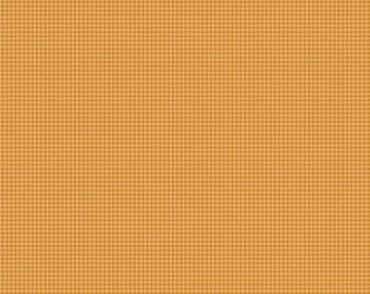 Könnte beinhalten: Ein Stoffmuster mit einem sich wiederholenden Hahnentrittmuster in Goldgelb und Hellorange. Ein weißes Lineal am unteren Rand zeigt eine Skala von 30,48 cm, mit dem Text Riley Blake Designs, der nahe der linken Seite aufgedruckt ist.
