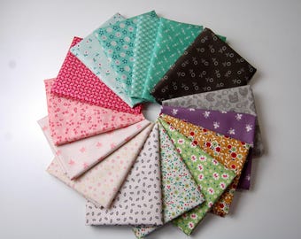 Könnte beinhalten: Eine kreisförmige Anordnung gefalteter Stoffquadrate in verschiedenen Farben und Mustern. Die Stoffe umfassen florale, geometrische und gepunktete Designs in Rosa-, Grün-, Braun- und Lilatönen. Ideal für Quilt- oder Bastelprojekte.