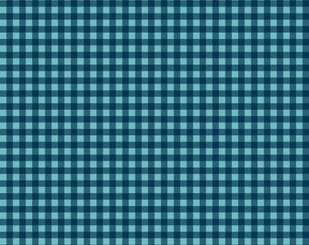 Könnte beinhalten: Ein Stoff mit einem sich wiederholenden Gingham-Karomuster in dunklem Marineblau und hellem Türkisblau. Am unteren Rand ist ein weißes Lineal sichtbar, das eine Skala von 30,48 cm mit dem aufgedruckten Text Riley Blake Designs zeigt.