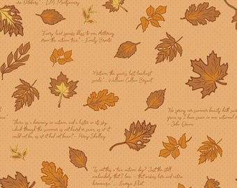 Könnte beinhalten: Ein hellbrauner Stoff mit einem sich wiederholenden Muster aus verschiedenen Herbstblättern in Orange-, Gelb- und Brauntönen, durchsetzt mit handschriftlichen literarischen Zitaten über die Jahreszeit. Ein weißes Lineal ist am unteren Rand sichtbar.