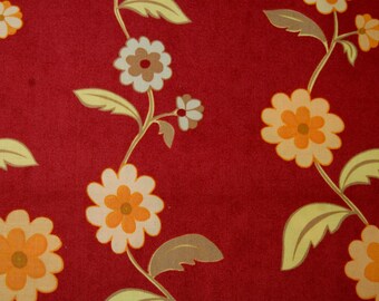 Puede incluir: Una tela de color rojo intenso con un patrón vertical repetitivo de flores estilizadas en tonos naranja, crema y marrón, acompañadas de hojas verde claro sobre tallos delgados y sinuosos que crean un diseño floral fluido.