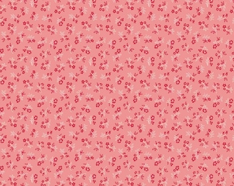 Könnte beinhalten: Ein rosafarbener Stoff mit einem sich wiederholenden Muster aus kleinen dunkelroten Blumen und weiß umrandeten Blättern. Ein weißes Lineal am unteren Rand zeigt eine Skala von 30,48 cm, mit dem Text Riley Blake Designs am Stoffrand.