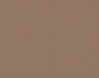 Könnte beinhalten: Ein Stoffmuster mit einem sich wiederholenden braun-beigen Hahnentrittmuster. Das Textil wird neben einem 30,48 cm langen weißen Lineal gezeigt, wobei der Text Riley Blake Designs nahe dem linken Rand der Skala aufgedruckt ist.