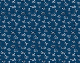 Könnte beinhalten: Ein tiefblauer Stoff mit einem sich wiederholenden Muster aus kleinen weißen Sternen oder Feuerwerksmotiven. Das Design besteht aus zahlreichen dünnen, strahlenförmigen Linien, die in einer verstreuten, gleichmäßigen Anordnung auf der Stoffoberfläche verteilt sind.
