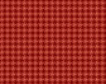 Könnte beinhalten: Ein Stoff mit rot-dunkelrotem Hahnentrittmuster. Ein weißes Lineal am unteren Rand zeigt eine Skala von 12 Zoll, wobei der Text Riley Blake Designs nahe der linken Seite aufgedruckt ist und den Maßstab des sich wiederholenden Musters angibt.
