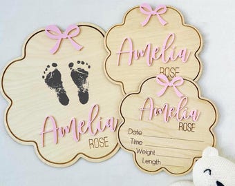 Letrero personalizado con lazo para anunciar el nacimiento del bebé – Recuerdo con huellas de los pies del recién nacido / Accesorio de madera para fotos de niña