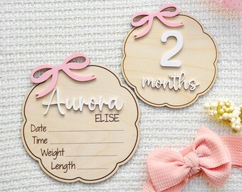 Letrero de nacimiento personalizado para niña con lazo rosa y marcadores festoneados de hitos mensuales