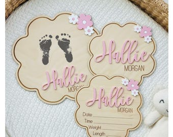 Letreros personalizados con diseño floral para anunciar el nacimiento de una niña / Nombre festoneado, datos de nacimiento y conjunto de huellas de pies