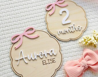 Marcadores mensuales para bebés niñas / Letrero con el nombre del bebé y lazo / Accesorio de fotos de madera con borde festoneado