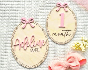 Letrero personalizado con nombre de niña y lazo + marcadores de hitos mensuales / Anuncio de nacimiento de hospital de madera