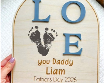 Letrero personalizado con la huella del pie del bebé y la palabra LOVE, recuerdo del primer Día del Padre.