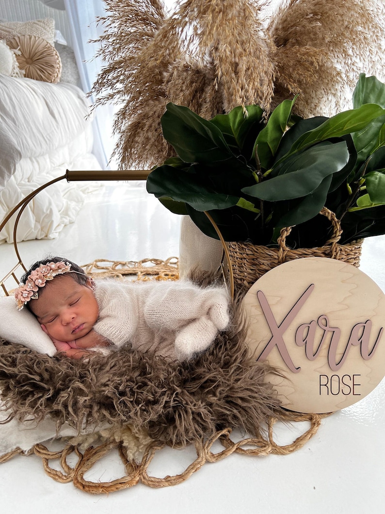 Letrero personalizado con el nombre del bebé / Accesorio para fotos de recién nacidos en el hospital / Recuerdo de anuncio de nacimiento / Placa de madera 3D imagen 3