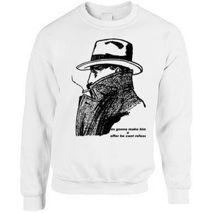 Può includere: Una felpa bianca con un'illustrazione in bianco e nero di un uomo con un fedora e un trench. Il testo "I'm gonna make him an offer he can't refuse" è stampato sotto l'illustrazione.
