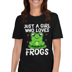 カエルが大好きな女の子 かわいい緑のカエルのコスチューム 半袖 ユニセックス Tシャツ