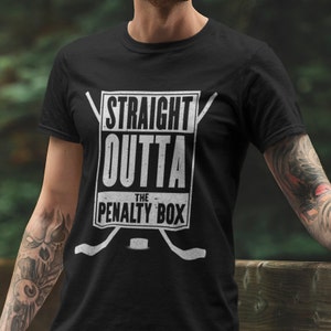 Straight Outta The Penalty Box T-Shirt Divertente Hockey su Ghiaccio Regalo Breve-Manica Unisex T-Shirt