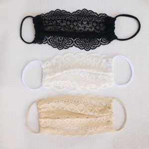 Può includere: Tre mascherine in pizzo nero, bianco e beige. Ogni mascherina ha elastici per le orecchie. Le mascherine sono realizzate in delicato tessuto di pizzo con un motivo floreale.