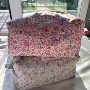 Handgemaakte gewatteerde make-uptas met bloemen | Grote make-uptas