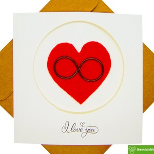 Simbolo di due anelli su cuore rosso, biglietto d'auguri unico in filo di rame 3D, arte fatta a mano. Biglietto d'auguri di design per tutte le occasioni di GREENHANDSHAKE