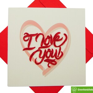 Cartão de felicitações de quilling de coração Eu te amo – arte exclusiva dedicada feita à mão/feita com coração. Design de cartão comemorativo para todas as ocasiões por GREENHANDSHAKE