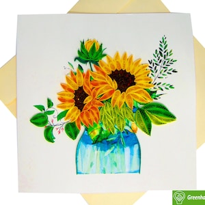 Disposizione di girasoli in vaso, biglietto d'auguri per quilling - Arte unica dedicata fatta a mano/fatta a cuore. Biglietto d'auguri di design per tutte le occasioni