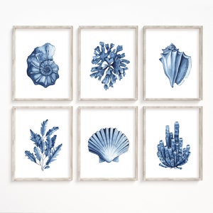 Set van 6 blauwe koralen en schelpen wordt afgedrukt. Afdrukbare muurkunst kust. Aquarel zeeleven. Nautische wanddecoratie. Strandkunstafdrukken. Zeewierkunst