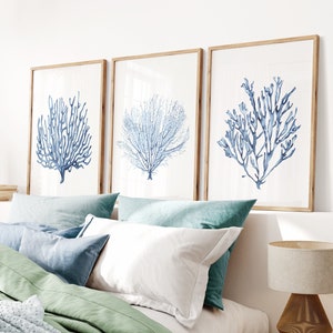 Blå koralltryck, set om 3. Akvarell sjöfantaster utskrivbar väggkonst. Havstavlor. Kustkonst. Konst med strandhus. Nautisk väggdekor.