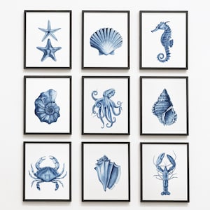 Sea Life Prints Set von 9. Navy blaue Küsten druckbare Wandkunst. Aquarell Poster von Muscheln, Oktopus, Seepferdchen, Krabbe. Krebskernkunst
