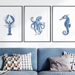 Blauer Hummer, Seepferdchen, Tintenfisch Druck 3er-Set. Küsten druckbare Kunst. Ozean Leben Poster. Strandhaus Wanddeko
