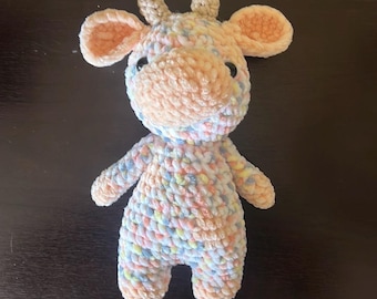 Handgemaakt amigurumi gehaakt staand koebeeldje