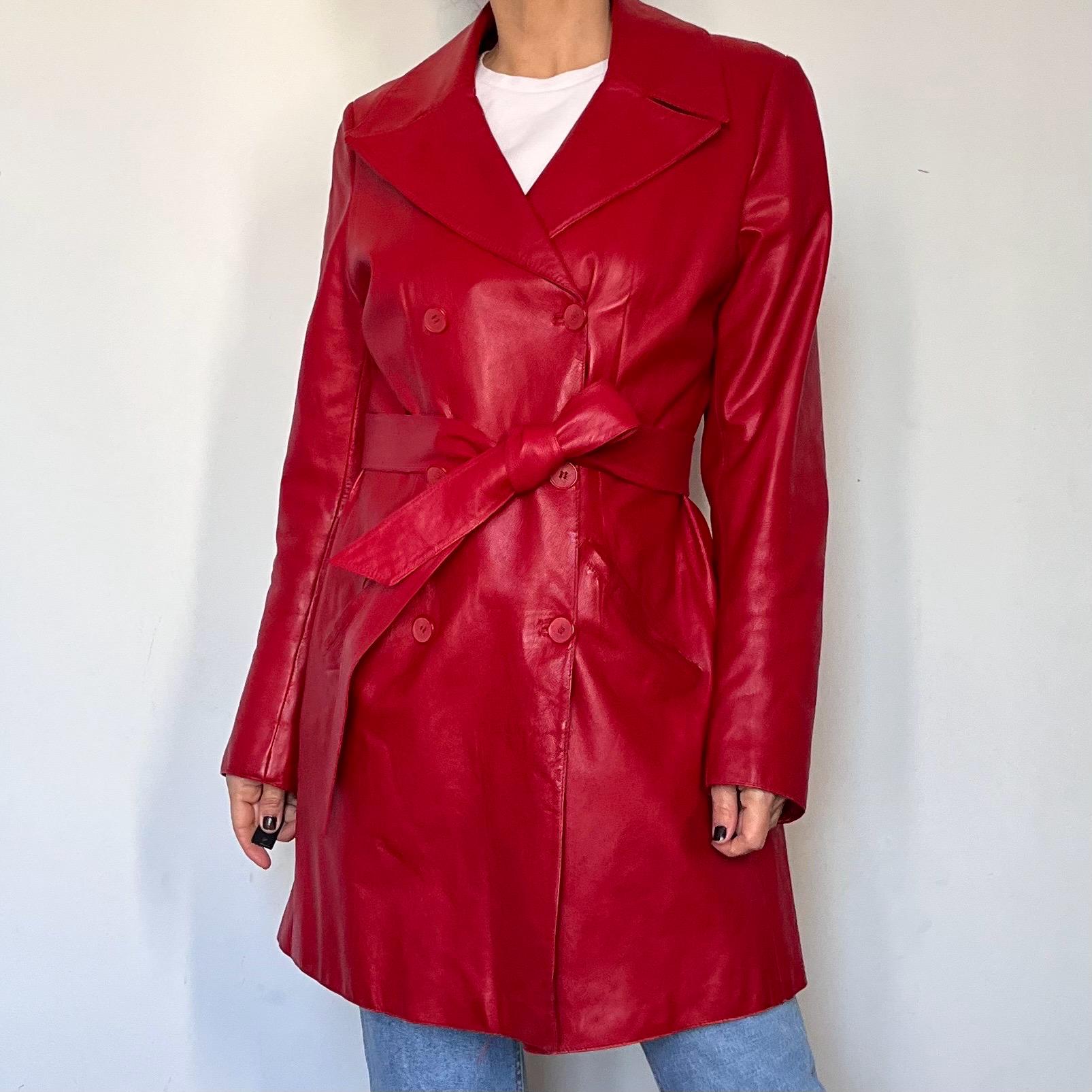Vintage Frau Roter Leder Trenchcoat mit Gürtel Avantgarde