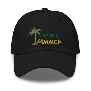 Può includere: Cappellino da baseball nero con un albero di palma verde ricamato e il testo "JAMROCK JAMAICA" in verde e giallo.