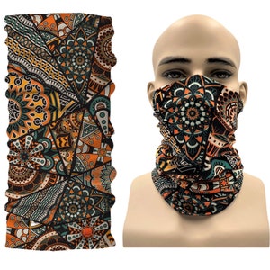 Op de afbeelding: Een kleurrijke nekwarmer met een geometrisch patroon in tinten oranje, groen en zwart. Het patroon heeft ingewikkelde ontwerpen en swirls.