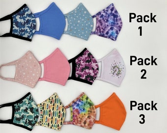 Può includere: Tre confezioni di maschere facciali colorate con vari motivi, tra cui mimetico, tie-dye, stelle e unicorni. La confezione 1, la confezione 2 e la confezione 3 sono etichettate nell'immagine.