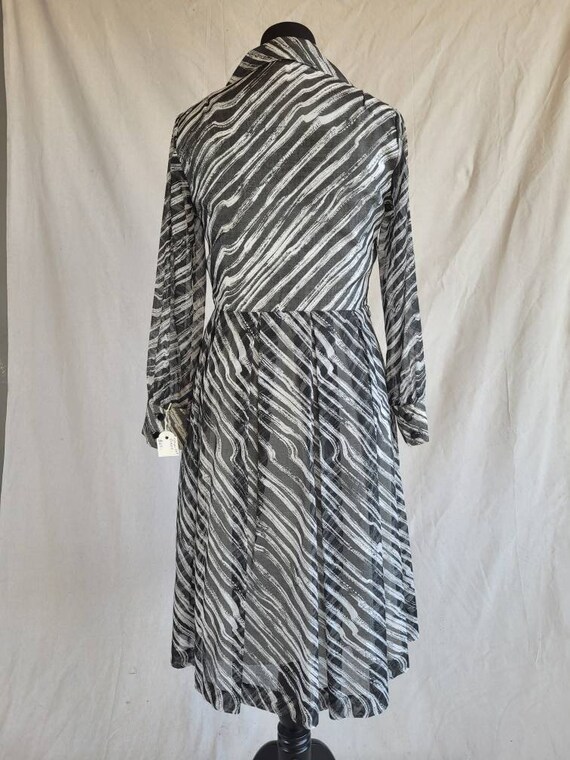 1970s Abstract Stripe Wide Collar Shirtwaist Dress - image 5