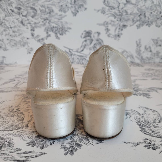 Elegant 1940s Ivory Satin Platform Shoes - image 5