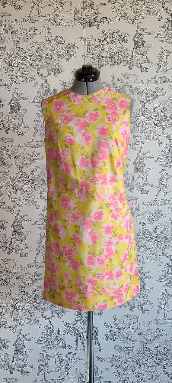 1960s Cute and Flirty Floral Shift Dress - image 6