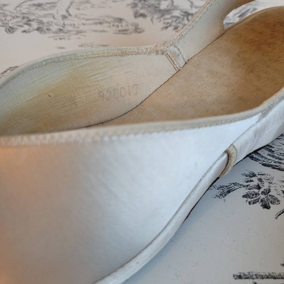 Elegant 1940s Ivory Satin Platform Shoes - image 8