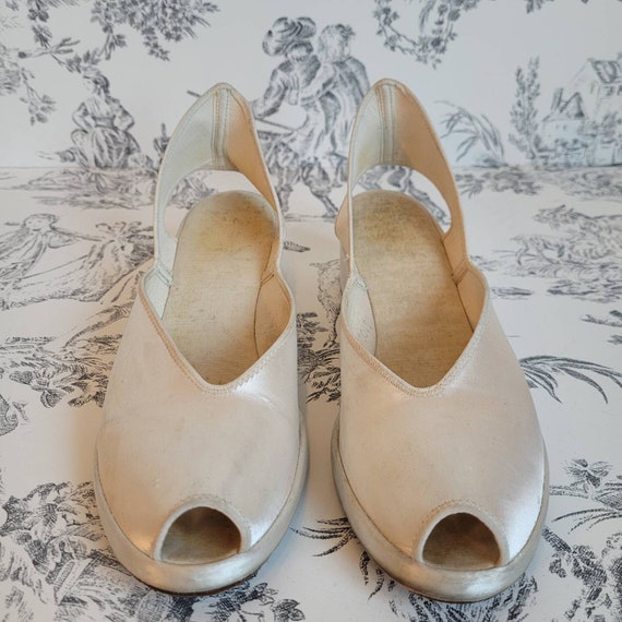 Elegant 1940s Ivory Satin Platform Shoes - image 3