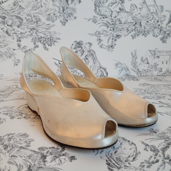 Elegant 1940s Ivory Satin Platform Shoes - image 2